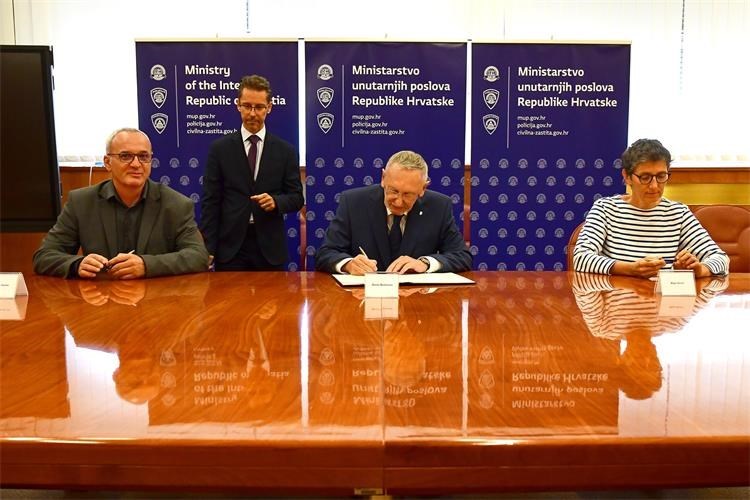 Slika /Vijesti/2023/Rujan/22 rujna/Ministar Božinović potpis sporazuma.jpg